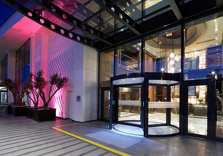 Uranus Istanbul Topkapi Hotel entrance at night