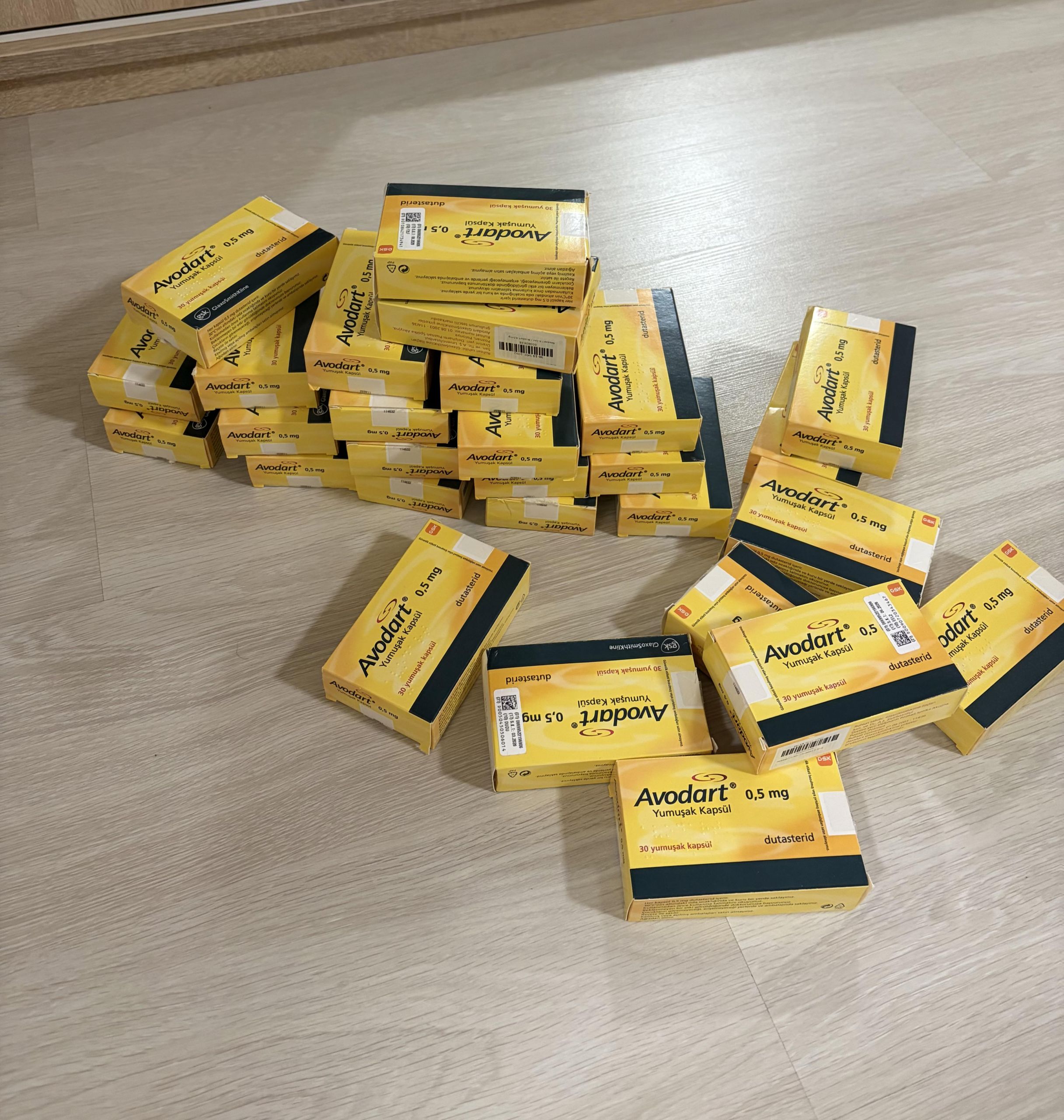 Avodart dutasteride 0.5 mg boxes photographed in Turkey